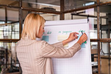 Bir şirkette çalışan zarif resmi elbiseli güzel genç bir iş kadını.