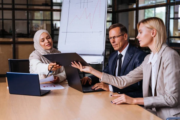 Stratejik pazarlama planı için ofiste çok ırklı iş adamları toplanıyor. Ofis çalışanları, girişimciler ve çok uluslu bir şirkette çalışan şirket çalışanları.