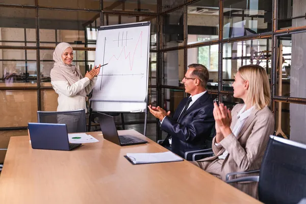 Stratejik pazarlama planı için ofiste çok ırklı iş adamları toplanıyor. Ofis çalışanları, girişimciler ve çok uluslu bir şirkette çalışan şirket çalışanları.