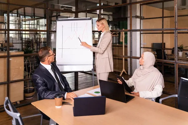 Stratejik pazarlama planı için ofiste çok ırklı iş adamları toplanıyor. Ofis çalışanları, girişimciler ve çok uluslu bir şirkette çalışan şirket çalışanları.