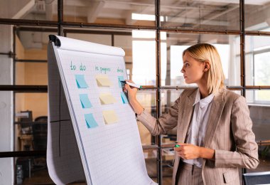 Bir şirkette çalışan zarif resmi elbiseli güzel genç bir iş kadını.