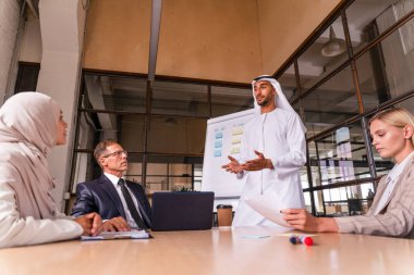 Stratejik pazarlama planı için ofiste çok ırklı iş adamları toplanıyor. Ofis çalışanları, girişimciler ve çok uluslu bir şirkette çalışan şirket çalışanları.