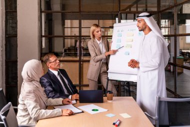 Stratejik pazarlama planı için ofiste çok ırklı iş adamları toplanıyor. Ofis çalışanları, girişimciler ve çok uluslu bir şirkette çalışan şirket çalışanları.