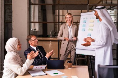 Stratejik pazarlama planı için ofiste çok ırklı iş adamları toplanıyor. Ofis çalışanları, girişimciler ve çok uluslu bir şirkette çalışan şirket çalışanları.