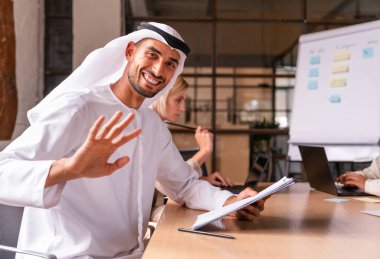 Stratejik pazarlama planı için ofiste çok ırklı iş adamları toplanıyor. Ofis çalışanları, girişimciler ve çok uluslu bir şirkette çalışan şirket çalışanları.