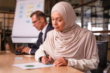 Stratejik pazarlama planı için ofiste çok ırklı iş adamları toplanıyor. Ofis çalışanları, girişimciler ve çok uluslu bir şirkette çalışan şirket çalışanları.