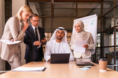 Stratejik pazarlama planı için ofiste çok ırklı iş adamları toplanıyor. Ofis çalışanları, girişimciler ve çok uluslu bir şirkette çalışan şirket çalışanları.