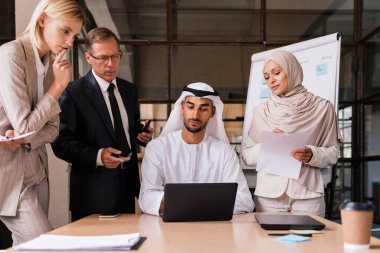 Stratejik pazarlama planı için ofiste çok ırklı iş adamları toplanıyor. Ofis çalışanları, girişimciler ve çok uluslu bir şirkette çalışan şirket çalışanları.