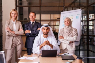 Stratejik pazarlama planı için ofiste çok ırklı iş adamları toplanıyor. Ofis çalışanları, girişimciler ve çok uluslu bir şirkette çalışan şirket çalışanları.