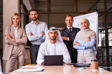 Stratejik pazarlama planı için ofiste çok ırklı iş adamları toplanıyor. Ofis çalışanları, girişimciler ve çok uluslu bir şirkette çalışan şirket çalışanları.