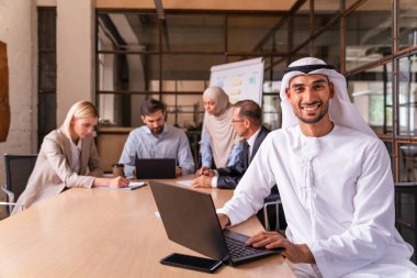 Stratejik pazarlama planı için ofiste çok ırklı iş adamları toplanıyor. Ofis çalışanları, girişimciler ve çok uluslu bir şirkette çalışan şirket çalışanları.