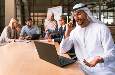 Stratejik pazarlama planı için ofiste çok ırklı iş adamları toplanıyor. Ofis çalışanları, girişimciler ve çok uluslu bir şirkette çalışan şirket çalışanları.