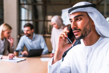 Stratejik pazarlama planı için ofiste çok ırklı iş adamları toplanıyor. Ofis çalışanları, girişimciler ve çok uluslu bir şirkette çalışan şirket çalışanları.