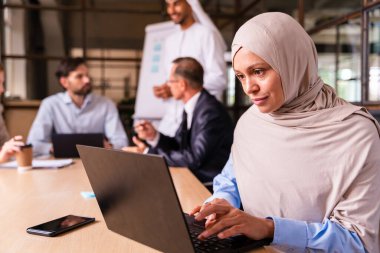 Stratejik pazarlama planı için ofiste çok ırklı iş adamları toplanıyor. Ofis çalışanları, girişimciler ve çok uluslu bir şirkette çalışan şirket çalışanları.