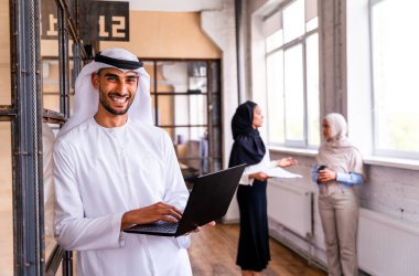 Stratejik pazarlama planı için ofiste çok ırklı iş adamları toplanıyor. Ofis çalışanları, girişimciler ve çok uluslu bir şirkette çalışan şirket çalışanları.
