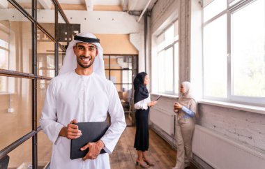 Stratejik pazarlama planı için ofiste çok ırklı iş adamları toplanıyor. Ofis çalışanları, girişimciler ve çok uluslu bir şirkette çalışan şirket çalışanları.