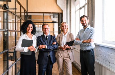 Stratejik pazarlama planı için ofiste çok ırklı iş adamları toplanıyor. Ofis çalışanları, girişimciler ve çok uluslu bir şirkette çalışan şirket çalışanları.