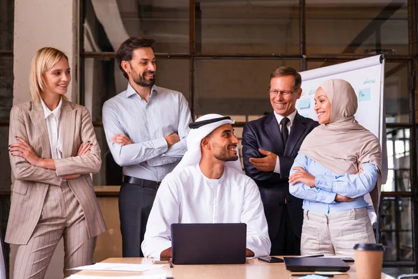 Stratejik pazarlama planı için ofiste çok ırklı iş adamları toplanıyor. Ofis çalışanları, girişimciler ve çok uluslu bir şirkette çalışan şirket çalışanları.