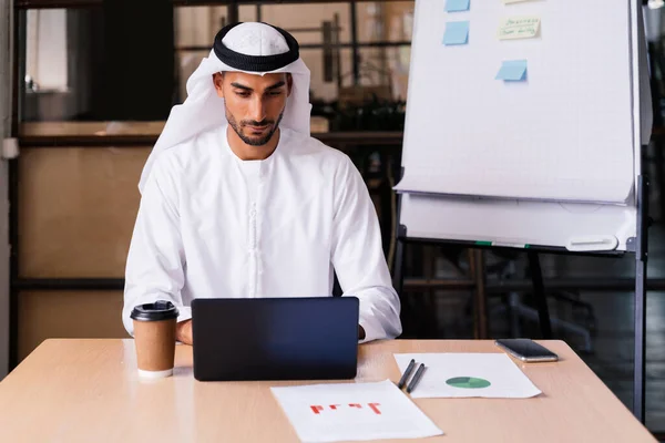 Empresario Árabe Con Emiratos Tradicionales Kandura Trabajo Una Empresa Internacional — Foto de Stock
