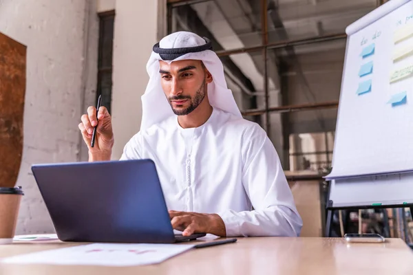 Arabski Biznesmen Noszący Tradycyjne Emirates Kandura Pracy Dubajskiej Firmie Międzynarodowej — Zdjęcie stockowe