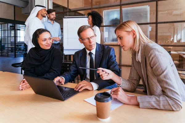 Stratejik pazarlama planı için ofiste çok ırklı iş adamları toplanıyor. Ofis çalışanları, girişimciler ve çok uluslu bir şirkette çalışan şirket çalışanları.