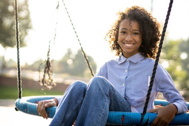 Çocuk parkında oynayan çocukların sinematik görüntüsü