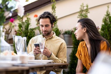 Çok ırklı bir grup insanın çatıda yemek yediğini gösteren görüntüler. Aile ve arkadaşlar evde bir araya gelir.