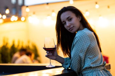 Çok ırklı bir grup insanın çatıda yemek yediğini gösteren görüntüler. Aile ve arkadaşlar evde bir araya gelir.