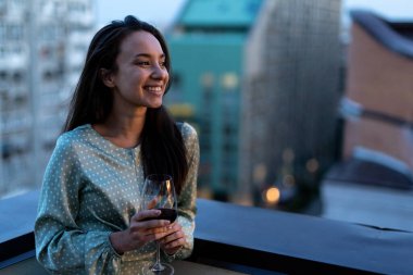 Çok ırklı bir grup insanın çatıda yemek yediğini gösteren görüntüler. Aile ve arkadaşlar evde bir araya gelir.