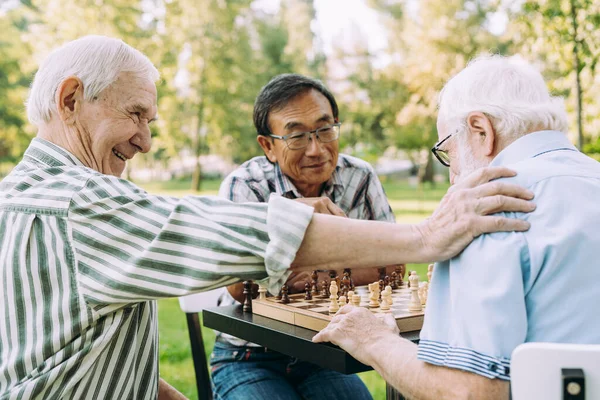 Grupo Amigos Mayores Jugando Ajedrez Parque Conceptos Estilo Vida Sobre —  Fotos de Stock