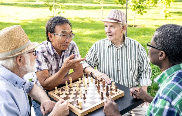 Egy Csapat Idősebb Barát Sakkozik Parkban Életmód Fogalmak Szenioritásról Harmadik — Stock Fotó