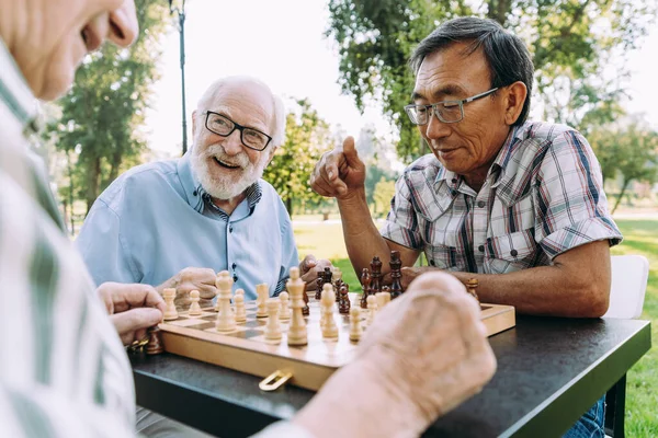 Grupo Amigos Seniores Jogar Xadrez Parque Conceitos Estilo Vida Sobre — Fotografia de Stock