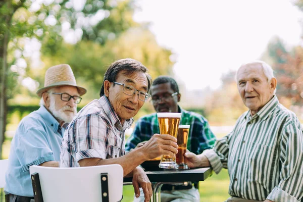 Group Senior Friends Drinking Beer Park Lifestyle Concepts Seniority Third — Stock Photo, Image