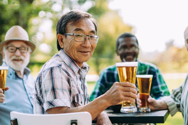 Grupo Amigos Seniores Beber Uma Cerveja Parque Conceitos Estilo Vida — Fotografia de Stock