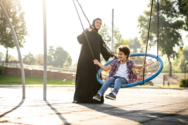 Filmisk Bild Kvinna Från Emiraten Med Sina Barn Kul Lekplatsen — Stockfoto