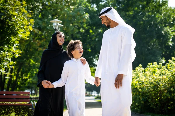 Emirliklerden Bir Ailenin Parkta Vakit Geçirmesinin Sinematik Görüntüsü — Stok fotoğraf