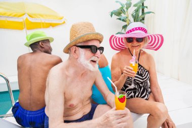 Mutlu son sınıflar yüzme havuzunda parti veriyor. Yaşlı arkadaşlar yaz boyunca havuz partisinde.