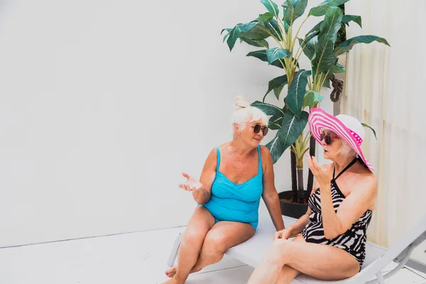 Yüzme Havuzunda Parti Veren Mutlu Son Sınıf Kadınları Yaşlı Arkadaşlar — Stok fotoğraf
