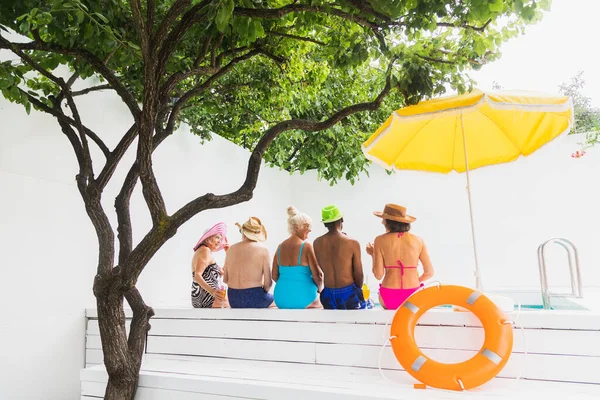 Happy Senioren Hebben Feest Het Zwembad Oudere Vrienden Een Zwembadfeest — Stockfoto