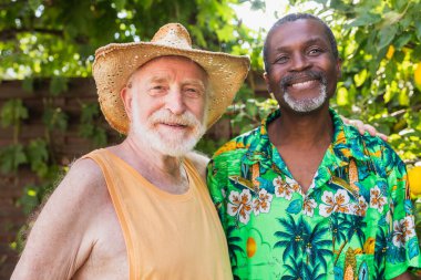 Kıdemli Afro-Amerikan ve Kafkasyalı bir adamın portresi, sağlıklı yaşam tarzı ve yaşlanmayla ilgili kavramlar