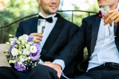 Eşcinsel çift kendi düğünlerini kutluyorlar - LBGT çifti düğün töreninde, kapsayıcılık, LGBTQ topluluğu ve sosyal eşitlik kavramları