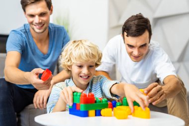 Lgbt ailesi, evlatlık oğlu olan eşcinsel bir çift, çocuklarıyla evde eğlenen eşcinsel bir aile.