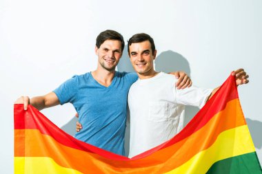 Lgbt ailesi, gökkuşağı bayrağı taşıyan eşcinsel çift