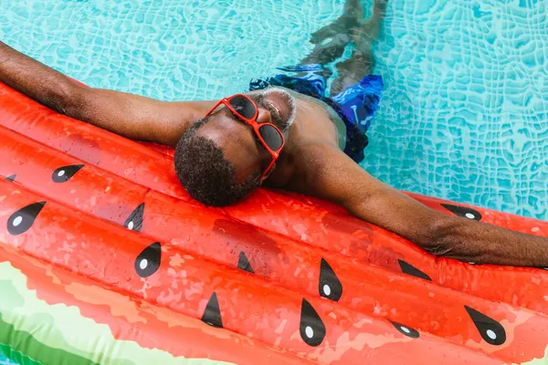 Happy Senior Man Met Feest Het Zwembad Actieve Oudere Man — Stockfoto