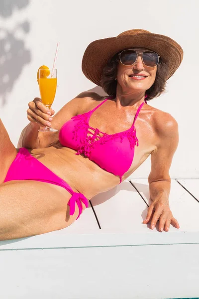 Mulher Sênior Feliz Fazendo Festa Piscina Bela Senhora Sênior Banhos — Fotografia de Stock