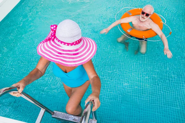 Glückliches Senioren Paar Feiert Party Schwimmbad Ältere Freunde Feiern Bei — Stockfoto