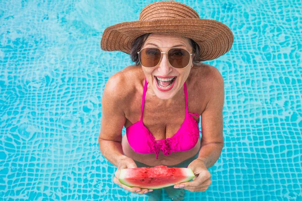 Mulher Sênior Feliz Fazendo Festa Piscina Bela Senhora Sênior Banhos — Fotografia de Stock