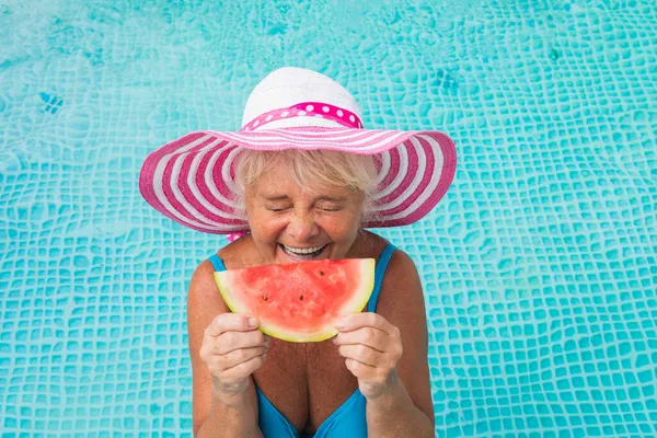 Happy Senior Vrouw Heeft Feest Het Zwembad Mooie Senior Dame — Stockfoto