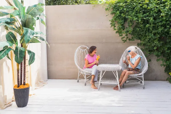 Mooie Oudere Vrouwen Ontspannen Thuis Tuin Twee Mooie Volwassen Dames — Stockfoto