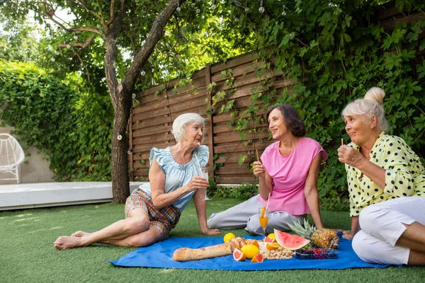 Mulheres Sênior Bonitas Relaxando Casa Jardim Três Senhoras Bastante Maduras — Fotografia de Stock